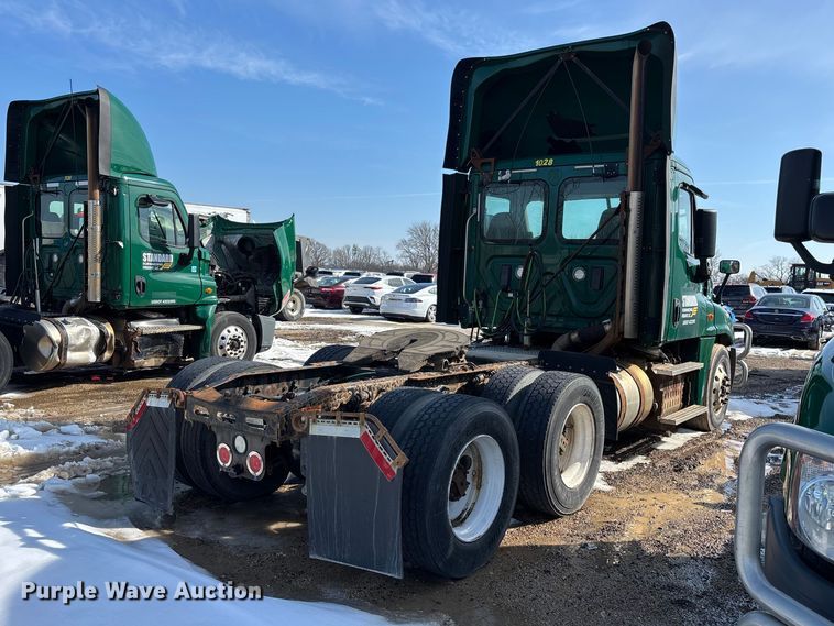 image for item YA2370 2017 Freightliner Cascadia 125 semi truck