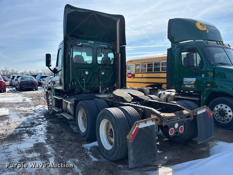 image for item YA2370 2017 Freightliner Cascadia 125 semi truck