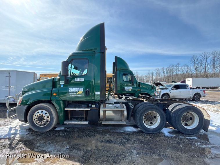 image for item YA2370 2017 Freightliner Cascadia 125 semi truck