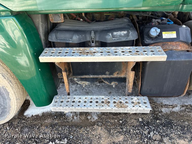 image for item YA2370 2017 Freightliner Cascadia 125 semi truck