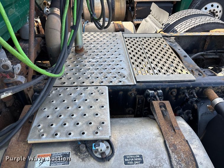 image for item YA2370 2017 Freightliner Cascadia 125 semi truck