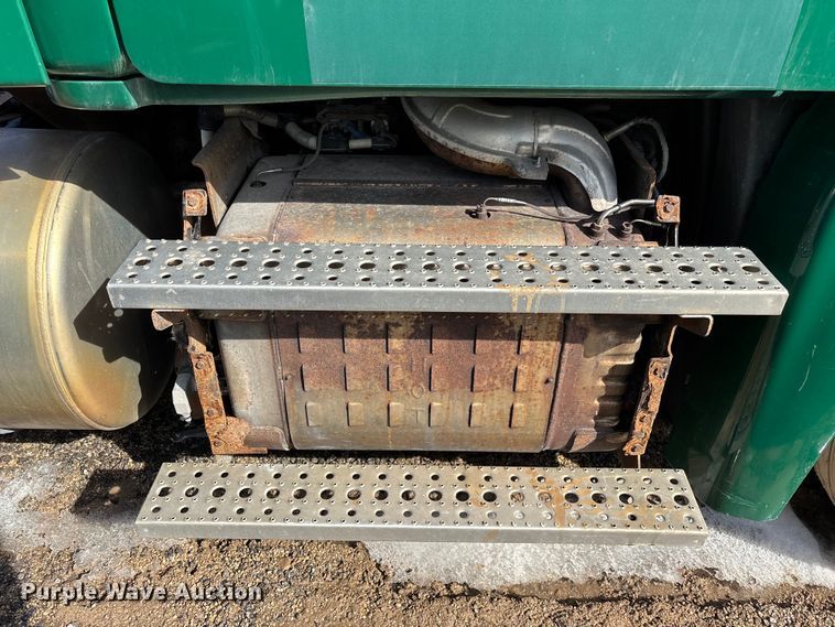 image for item YA2370 2017 Freightliner Cascadia 125 semi truck