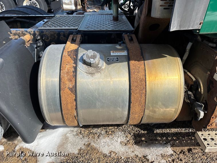 image for item YA2370 2017 Freightliner Cascadia 125 semi truck