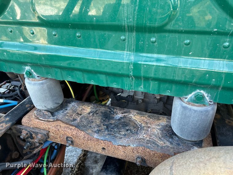 image for item YA2370 2017 Freightliner Cascadia 125 semi truck