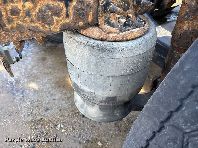 image for item YA2370 2017 Freightliner Cascadia 125 semi truck