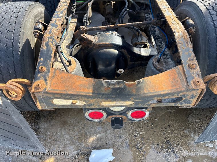 image for item YA2370 2017 Freightliner Cascadia 125 semi truck