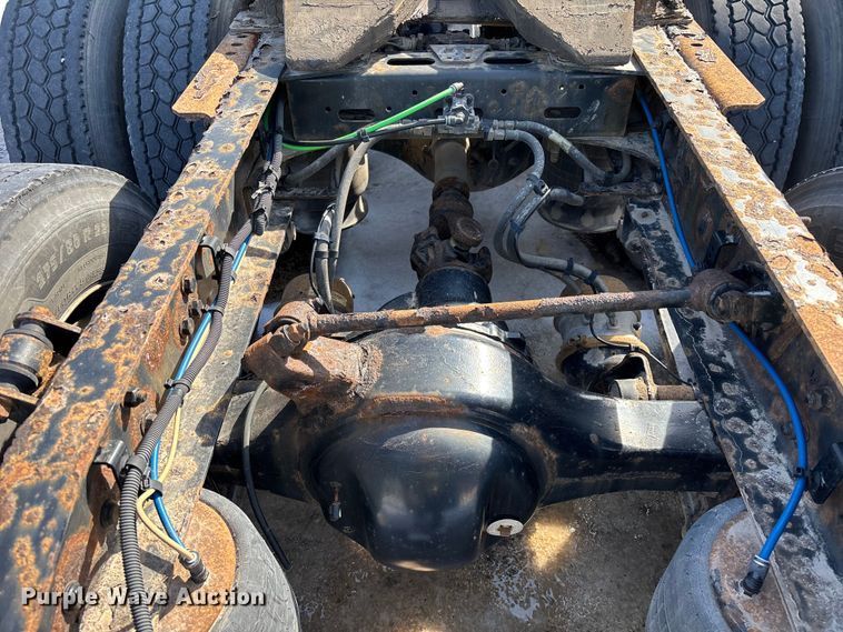 image for item YA2370 2017 Freightliner Cascadia 125 semi truck