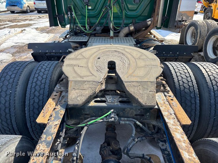 image for item YA2370 2017 Freightliner Cascadia 125 semi truck