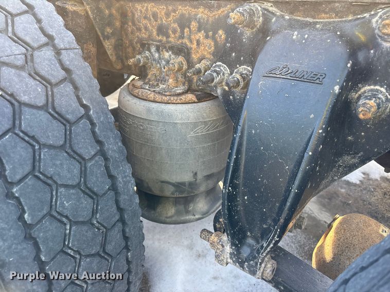 image for item YA2370 2017 Freightliner Cascadia 125 semi truck