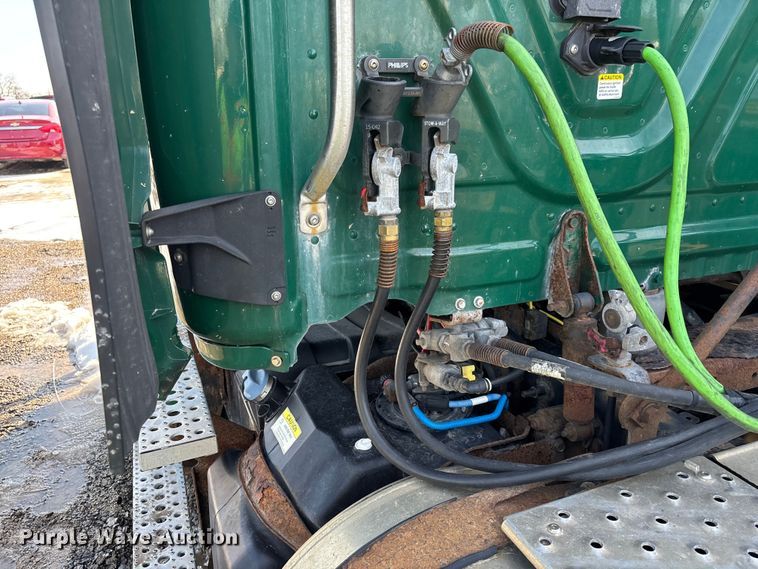 image for item YA2370 2017 Freightliner Cascadia 125 semi truck