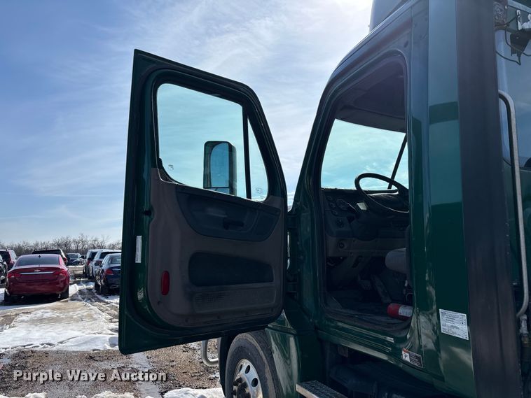 image for item YA2370 2017 Freightliner Cascadia 125 semi truck