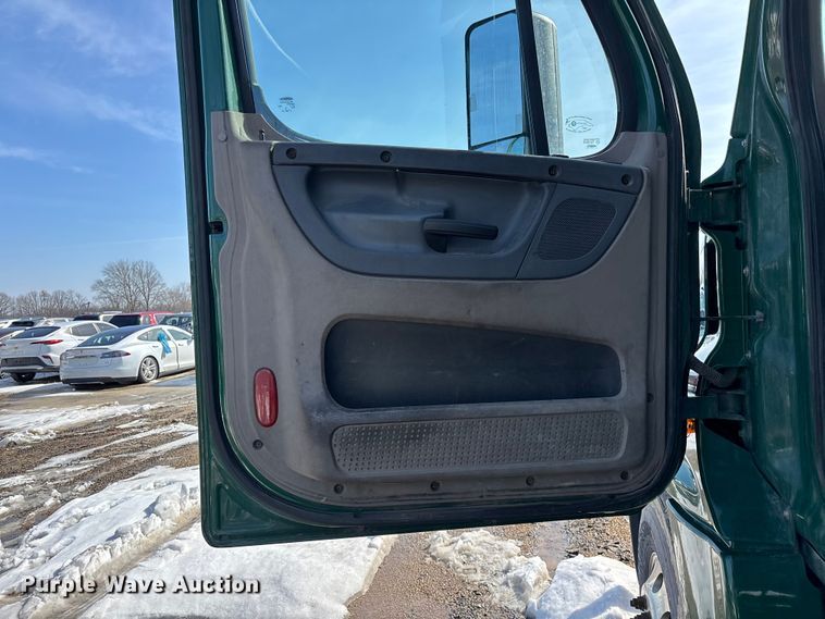 image for item YA2370 2017 Freightliner Cascadia 125 semi truck