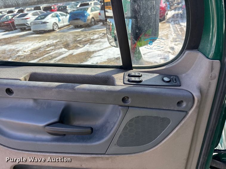 image for item YA2370 2017 Freightliner Cascadia 125 semi truck