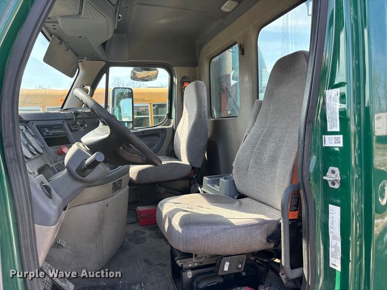 image for item YA2370 2017 Freightliner Cascadia 125 semi truck