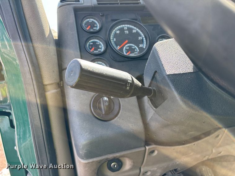 image for item YA2370 2017 Freightliner Cascadia 125 semi truck