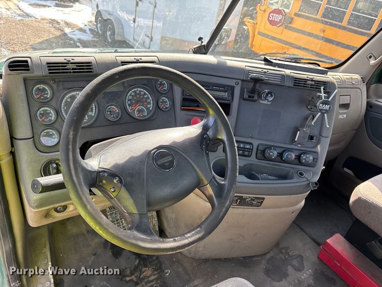 image for item YA2370 2017 Freightliner Cascadia 125 semi truck