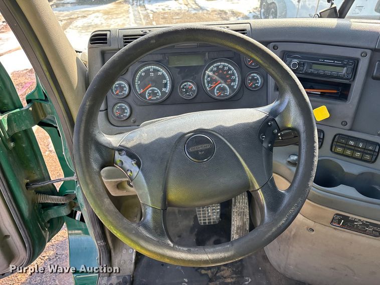 image for item YA2370 2017 Freightliner Cascadia 125 semi truck