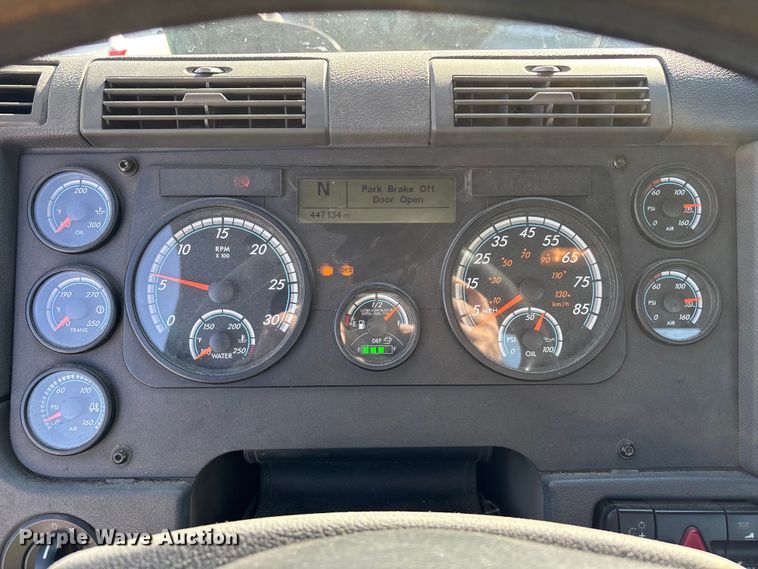 image for item YA2370 2017 Freightliner Cascadia 125 semi truck