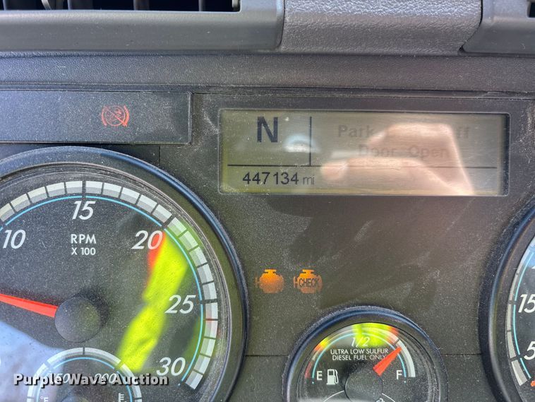 image for item YA2370 2017 Freightliner Cascadia 125 semi truck