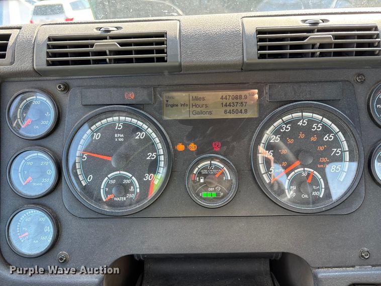 image for item YA2370 2017 Freightliner Cascadia 125 semi truck