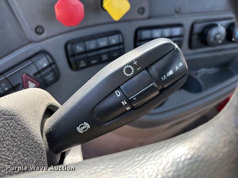 image for item YA2370 2017 Freightliner Cascadia 125 semi truck