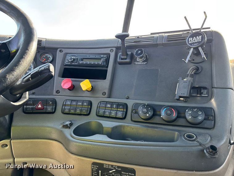 image for item YA2370 2017 Freightliner Cascadia 125 semi truck