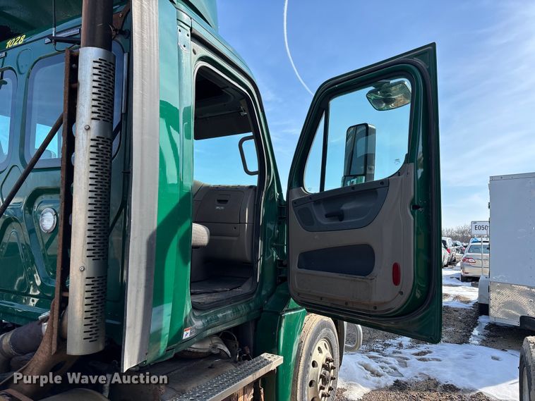 image for item YA2370 2017 Freightliner Cascadia 125 semi truck