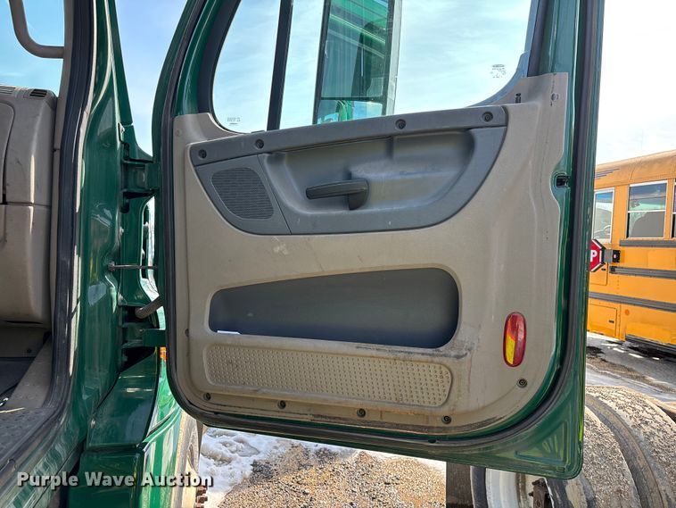 image for item YA2370 2017 Freightliner Cascadia 125 semi truck