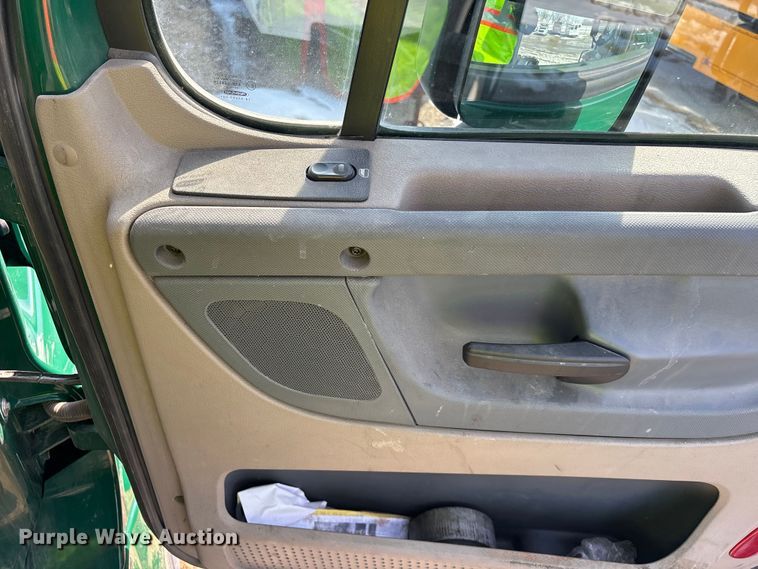 image for item YA2370 2017 Freightliner Cascadia 125 semi truck