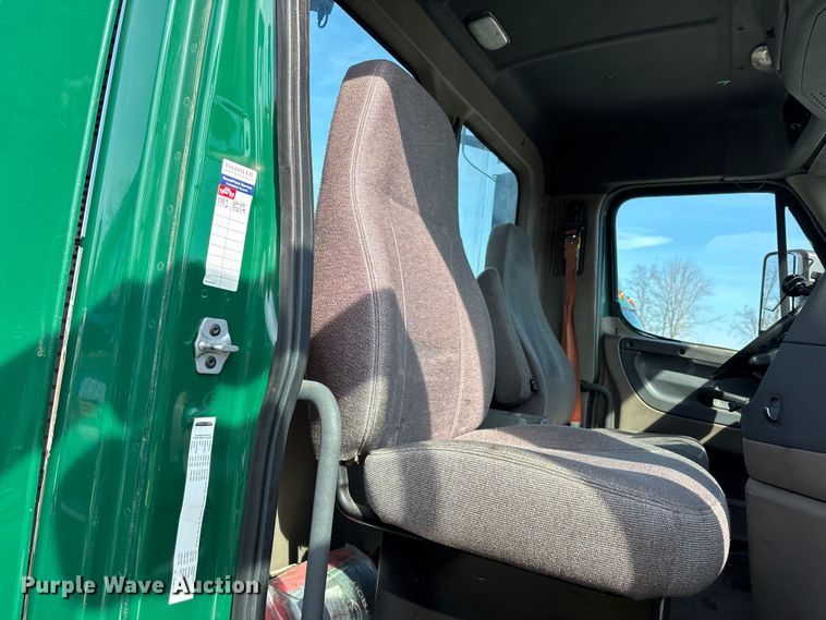 image for item YA2370 2017 Freightliner Cascadia 125 semi truck