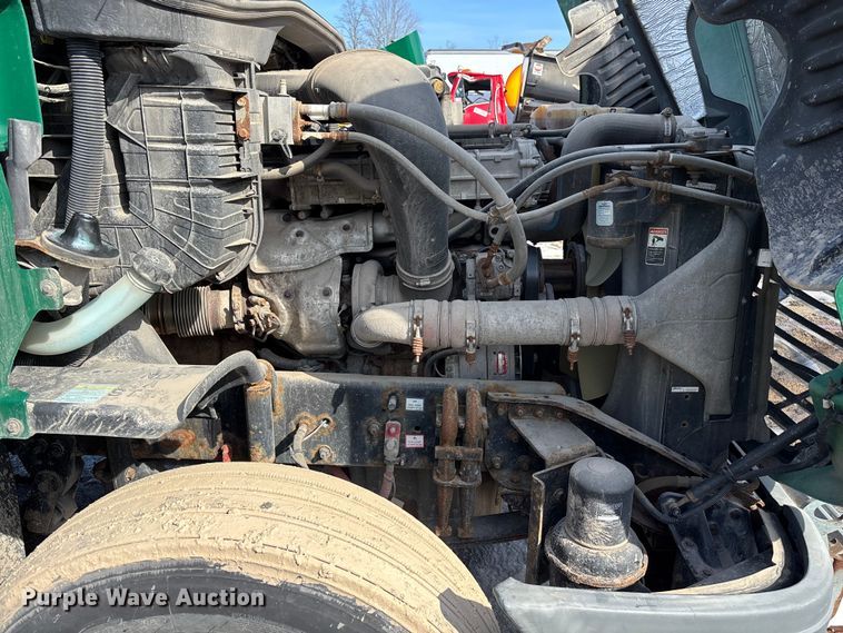 image for item YA2370 2017 Freightliner Cascadia 125 semi truck