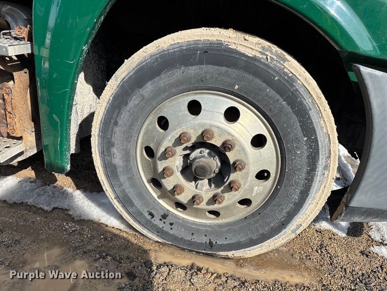 image for item YA2370 2017 Freightliner Cascadia 125 semi truck