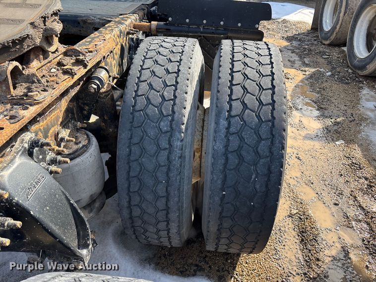 image for item YA2370 2017 Freightliner Cascadia 125 semi truck