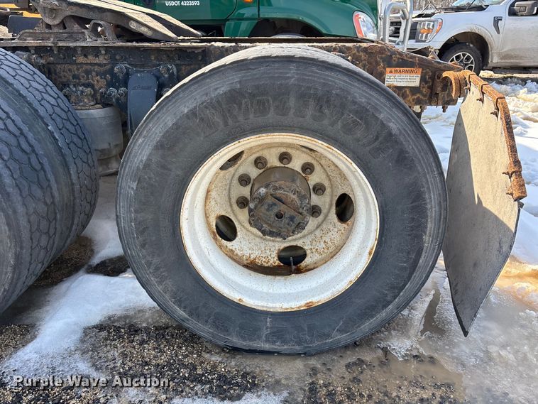 image for item YA2370 2017 Freightliner Cascadia 125 semi truck