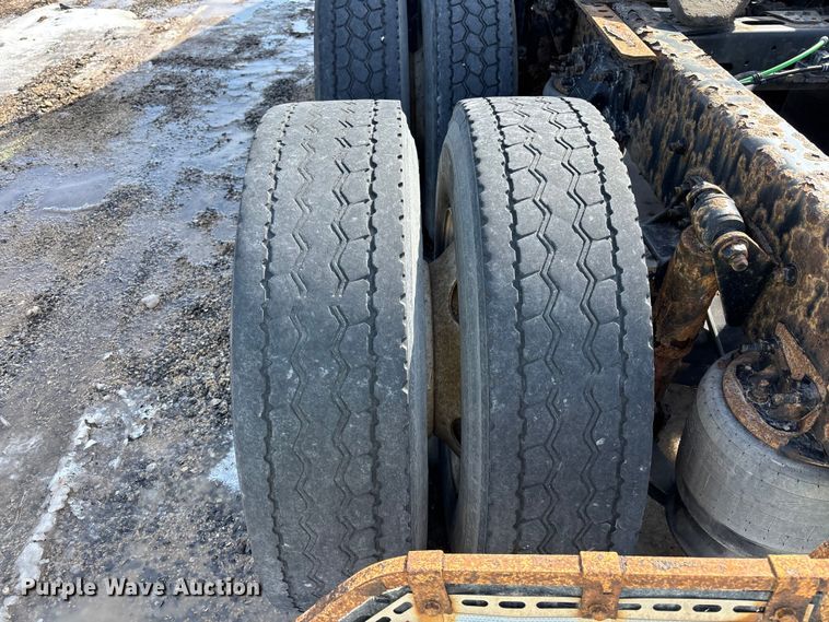 image for item YA2370 2017 Freightliner Cascadia 125 semi truck