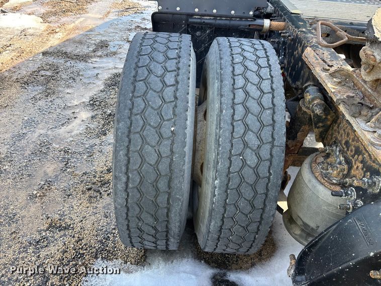 image for item YA2370 2017 Freightliner Cascadia 125 semi truck