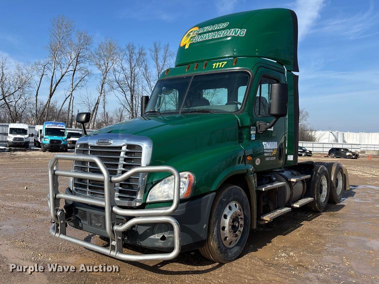 image for item YA2371 2017 Freightliner Cascadia 125 semi truck