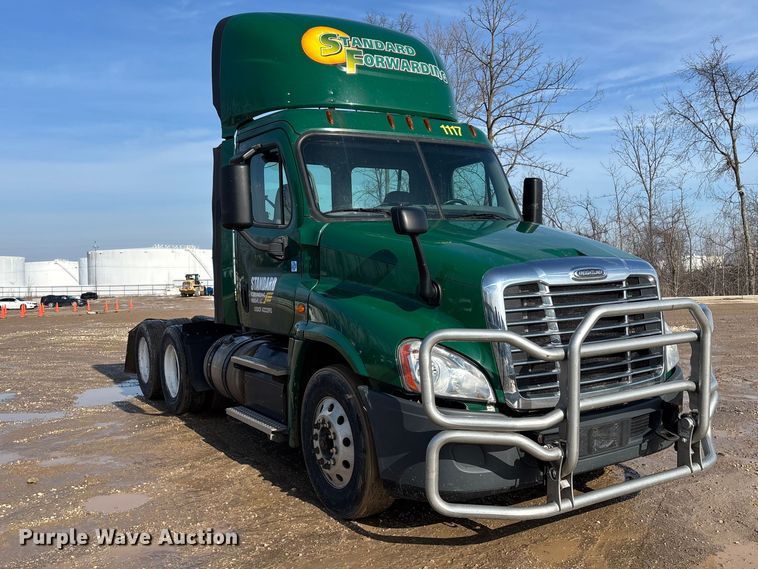 image for item YA2371 2017 Freightliner Cascadia 125 semi truck