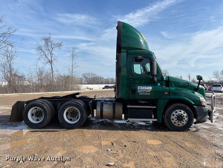 image for item YA2371 2017 Freightliner Cascadia 125 semi truck