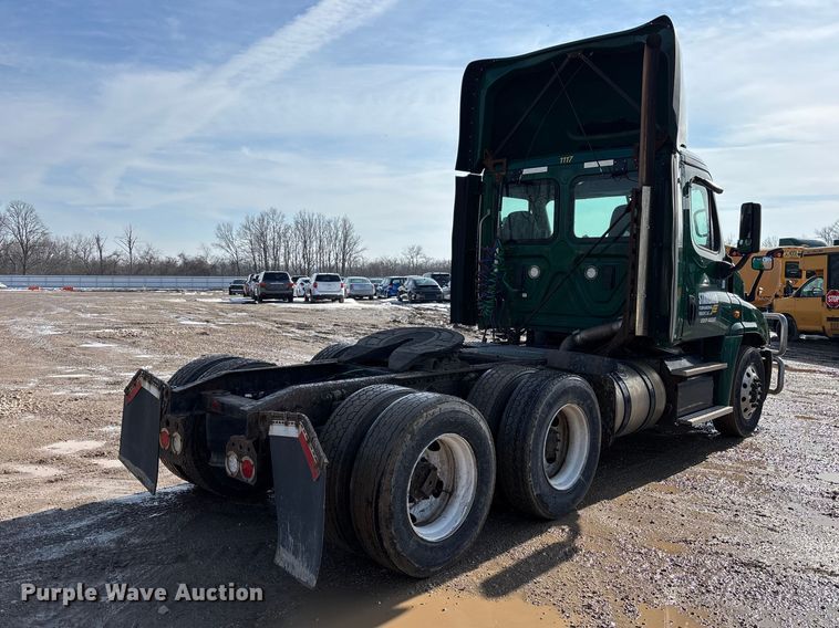 image for item YA2371 2017 Freightliner Cascadia 125 semi truck