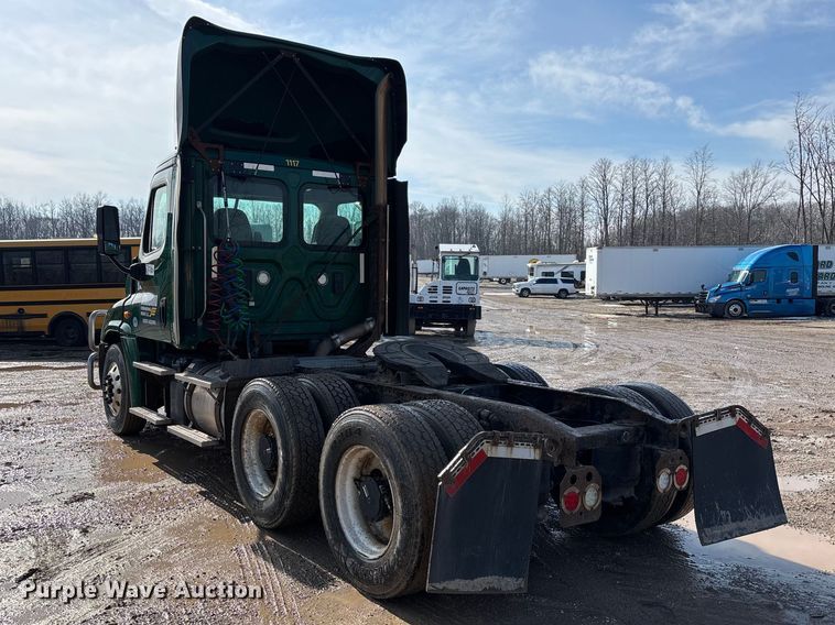 image for item YA2371 2017 Freightliner Cascadia 125 semi truck