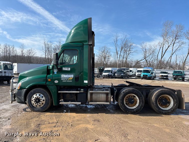 image for item YA2371 2017 Freightliner Cascadia 125 semi truck