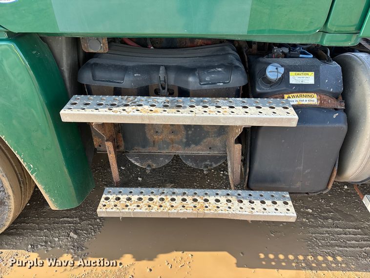 image for item YA2371 2017 Freightliner Cascadia 125 semi truck