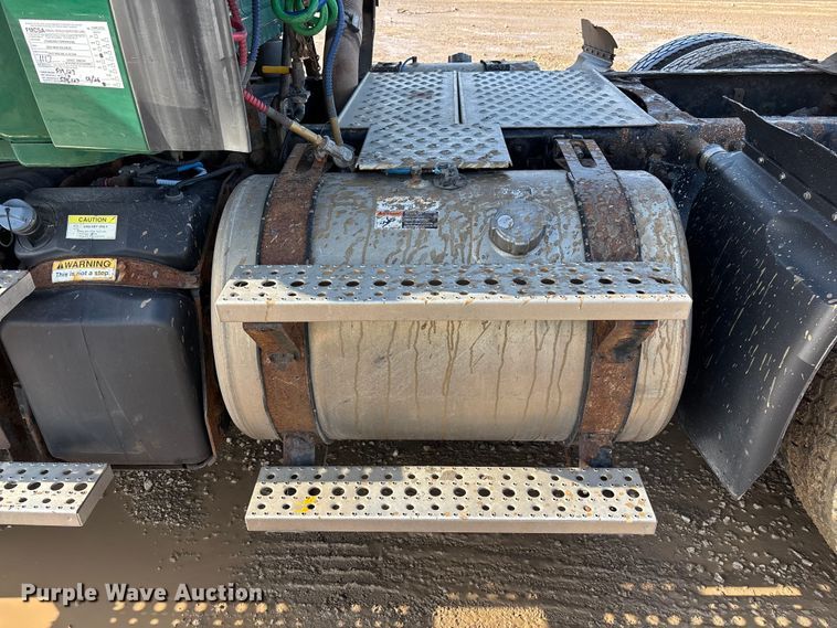 image for item YA2371 2017 Freightliner Cascadia 125 semi truck