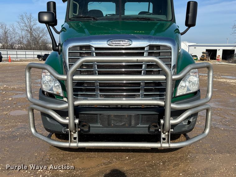 image for item YA2371 2017 Freightliner Cascadia 125 semi truck