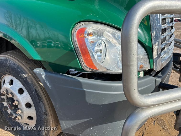 image for item YA2371 2017 Freightliner Cascadia 125 semi truck