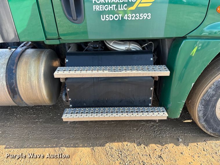 image for item YA2371 2017 Freightliner Cascadia 125 semi truck