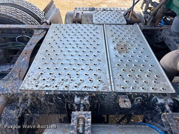 image for item YA2371 2017 Freightliner Cascadia 125 semi truck