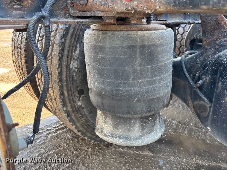 image for item YA2371 2017 Freightliner Cascadia 125 semi truck