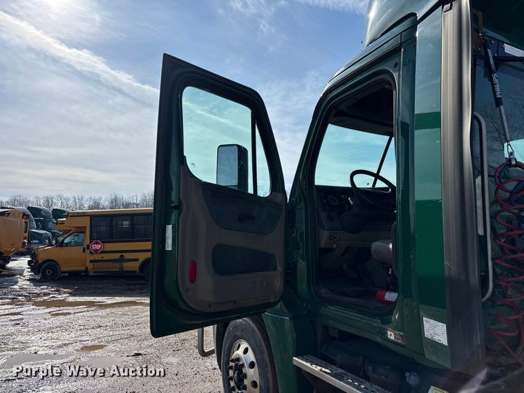 image for item YA2371 2017 Freightliner Cascadia 125 semi truck